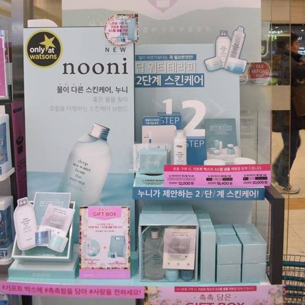 Cosmetics display stand